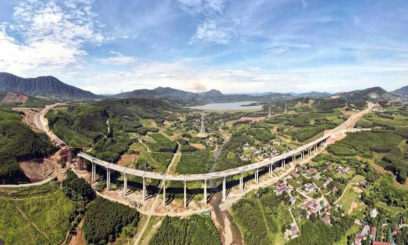 Cầu số 1 thuộc cao tốc Vũng Áng-Bùng, đoạn qua xã Kỳ Hoa, thị xã Kỳ Anh (Hà Tĩnh). (Ảnh: Công Tường/TTXVN) cao-toc.jpg