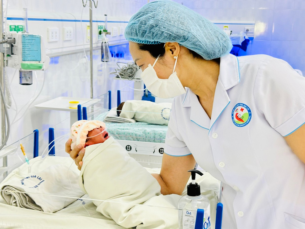 Với tấm lòng hướng về người bệnh, mỗi cán bộ, y-bác sĩ Bệnh viện Nhi không ngừng học tập nâng cao chuyên môn và trau dồi y đức góp phần chăm sóc, điều trị cho bệnh nhi ngày càng tốt hơn. Ảnh: Như Nguyện 2nn.jpg