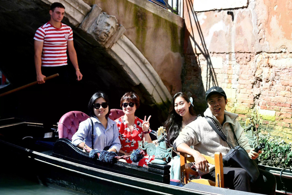 Du khách Việt thưởng ngoạn thành phố trên những chiếc thuyền gondola. Ảnh : Hoàng Hà Du khách Việt thưởng ngoạn thành phố trên những chiếc thuyền gondola. Ảnh : Hoàng Hà
