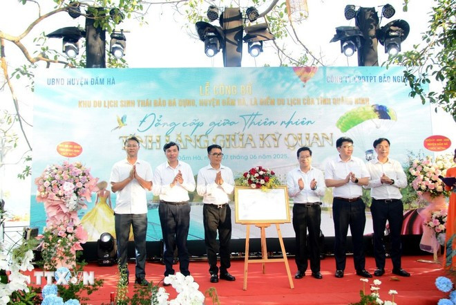 Khu du lịch sinh thái đảo Đá Dựng được UBND tỉnh quyết định là điểm du lịch cấp tỉnh của Quảng Ninh. (Ảnh: Thanh Vân/TTXVN) Khu du lịch sinh thái đảo Đá Dựng được UBND tỉnh quyết định là điểm du lịch cấp tỉnh của Quảng Ninh. (Ảnh: Thanh Vân/TTXVN)