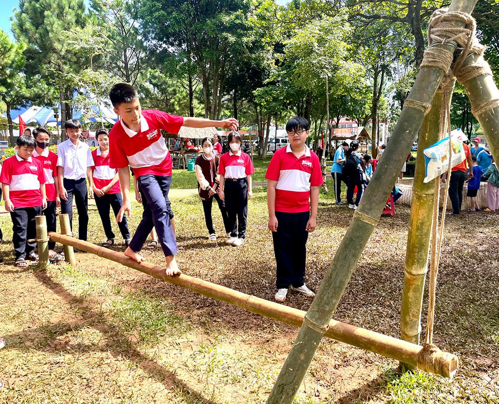 Trò chơi đi cầu khỉ tiếp tục được đưa vào chương trình của Ngày hội năm nay nhờ sự vui nhộn. Ảnh: Lam Nguyên 1-tro-choi-di-cau-khi-tiep-tuc-duoc-dua-vao-chuong-trinh-cua-ngay-hoi-nam-nay-nho-su-vui-nhon.jpg