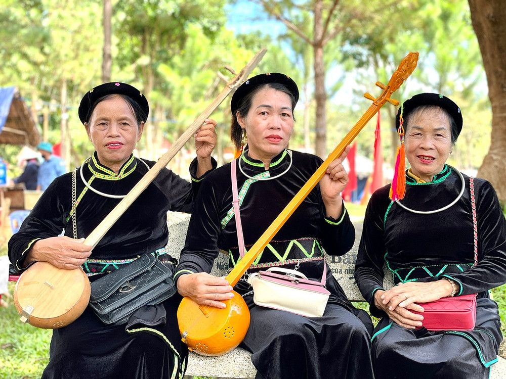 Các nghệ nhân hát then sẵn sàng giao lưu, hướng dẫn du khách trải nghiệm tại Ngày hội Di sản văn hóa 2024. Ảnh: L.N 1-cac-nghe-nhan-dan-tinh-hat-then-san-sang-giao-luu-huong-dan-du-khach-trai-nghiem-tai-ngay-hoi-di-san-van-hao-2024.jpg
