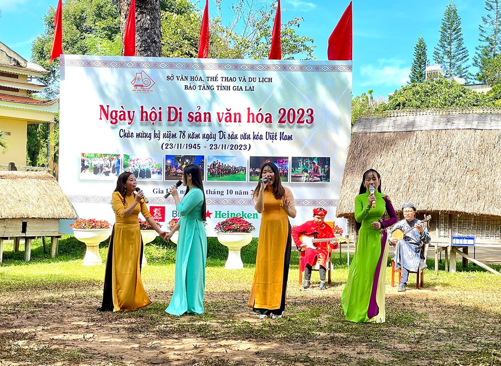 Các nghệ sĩ nhóm Tài tử Bông Sen Vàng (TP. Hồ Chí Minh) biểu diễn tại Ngày hội Di sản văn hóa năm 2023. Ảnh: Lam Nguyên 1-cac-nghe-si-nhom-tai-tu-bong-sen-vang-tp-ho-chi-minh-bieu-dien-tai-ngay-hoi-di-san-van-hoa-nam-2023.jpg