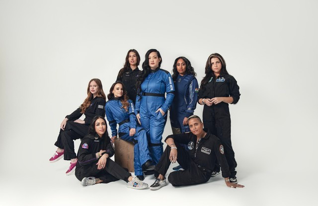 Amanda Nguyễn (mặc quần áo xanh, đứng giữa) cùng phi hành đoàn. ẢNH: THE SPACE GAL Amanda Nguyễn (mặc quần áo xanh, đứng giữa) cùng phi hành đoàn. ẢNH: THE SPACE GAL