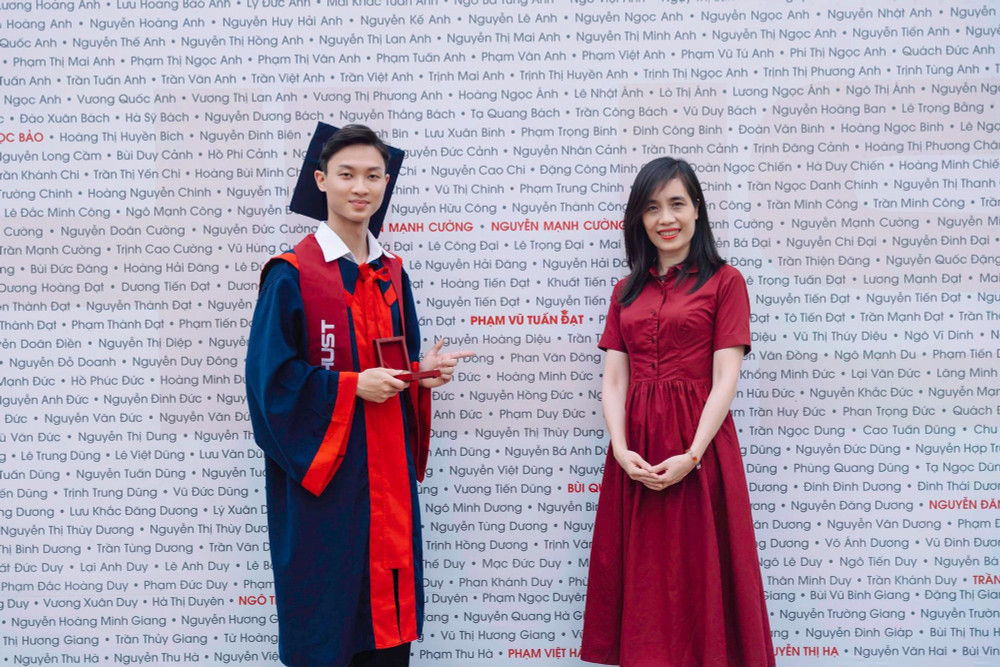 Đạt chụp cùng cô giáo - PGS.TS Huỳnh Thị Thanh Bình - trong lễ tốt nghiệp. ẢNH: NVCC Đạt chụp cùng cô giáo - PGS.TS Huỳnh Thị Thanh Bình - trong lễ tốt nghiệp. ẢNH: NVCC