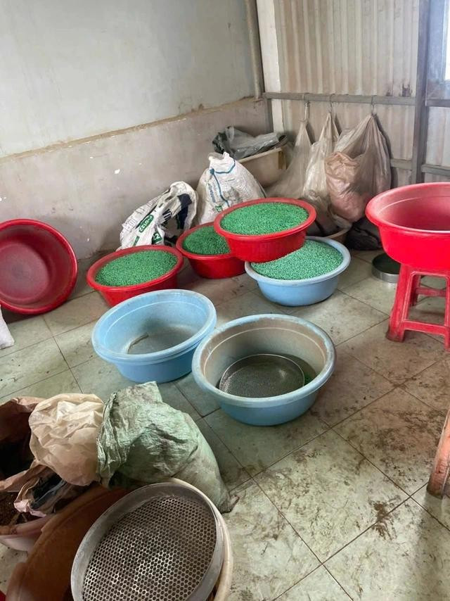 Hiện trường một cơ sở sản xuất thuốc giả của đường dây sản xuất thuốc giả. ẢNH: CÔNG AN THANH HÓA Hiện trường một cơ sở sản xuất thuốc giả của đường dây sản xuất thuốc giả. ẢNH: CÔNG AN THANH HÓA