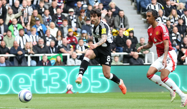 Sandro Tonali mở tỉ số cho đội chủ sân St.James' Park Sandro Tonali mở tỉ số cho đội chủ sân St.James' Park