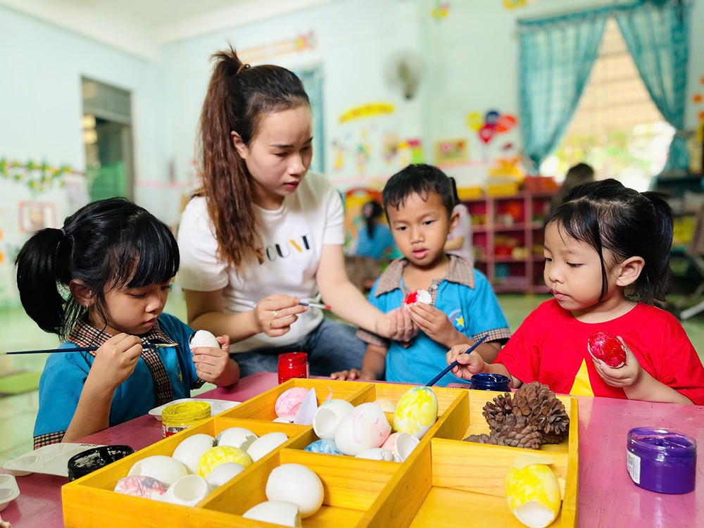 Cô Lê Thị Kim Oanh-Giáo viên Trường Mẫu giáo Sao Sáng (thị trấn Chư Prông) sáng tạo đồ dùng phục vụ dạy học. Ảnh: T.D 2td.jpg