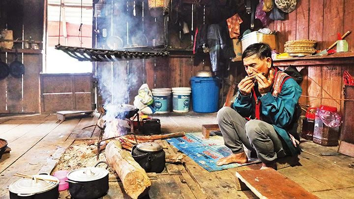 Nghệ nhân Ưu tú A Lễ (Kon Tum) mong mỏi lứa kế cận nhiệt huyết. 2nghenhan.jpg