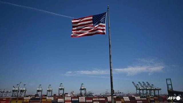 Lá cờ Mỹ tung bay trong gió tại cảng Los Angeles ở San Pedro, California. ẢNH: AFP Lá cờ Mỹ tung bay trong gió tại cảng Los Angeles ở San Pedro, California. ẢNH: AFP