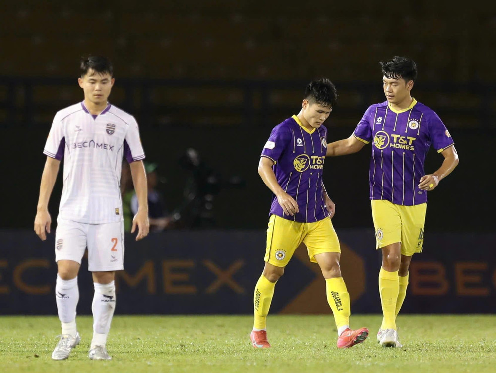 Thành Chung chúc mừng bàn thắng Tuấn Hải trong sự thất vọng của Tùng Quốc. Ảnh: Ngọc Linh Thành Chung chúc mừng bàn thắng Tuấn Hải trong sự thất vọng của Tùng Quốc. Ảnh: Ngọc Linh