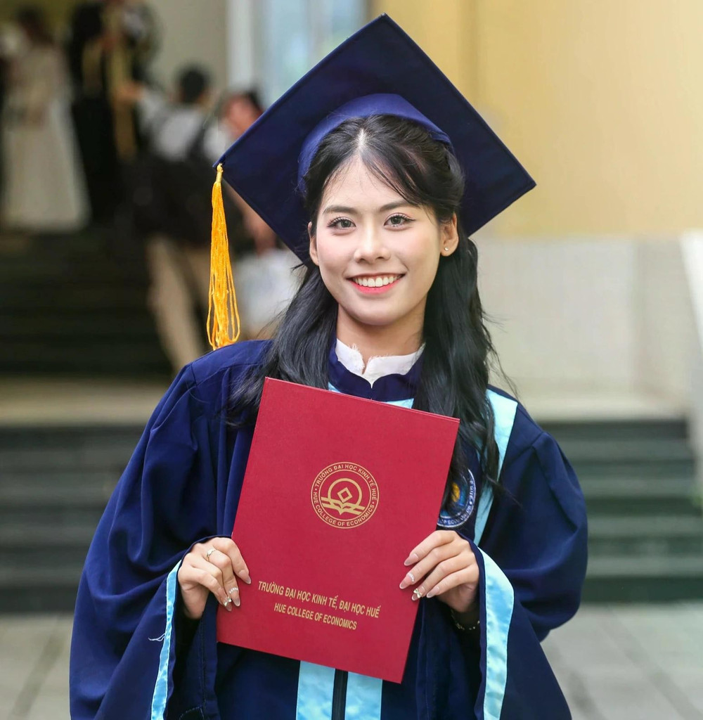 Trần Ái Thi là thủ khoa đầu ra năm 2025 của Trường ĐH Kinh tế - ĐH Huế. ẢNH: NHÂN VẬT CUNG CẤP Trần Ái Thi là thủ khoa đầu ra năm 2025 của Trường ĐH Kinh tế - ĐH Huế. ẢNH: NHÂN VẬT CUNG CẤP