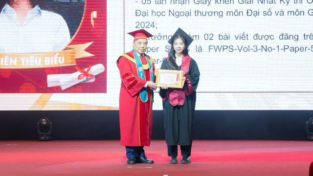 Lê Thị Thanh Nhàn nhận khen thưởng dành cho sinh viên tiêu biểu của hiệu trưởng Trường đại học Ngoại thương trong lễ tốt nghiệp sớm của K60. ẢNH: THÙY DƯƠNG Lê Thị Thanh Nhàn nhận khen thưởng dành cho sinh viên tiêu biểu của hiệu trưởng Trường đại học Ngoại thương trong lễ tốt nghiệp sớm của K60. ẢNH: THÙY DƯƠNG