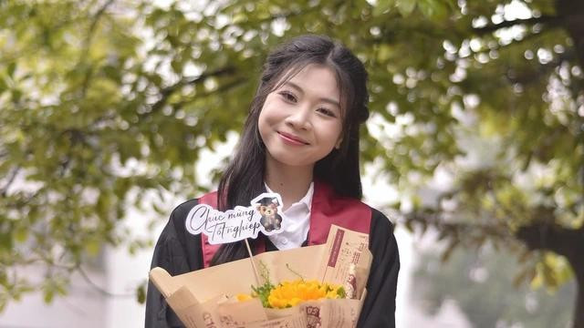 Lê Thị Thanh Nhàn - nữ sinh vừa tốt nghiệp xuất sắc Trường đại học Ngoại thương", vừa giỏi toán. ẢNH: NVCC Lê Thị Thanh Nhàn - nữ sinh vừa tốt nghiệp xuất sắc Trường đại học Ngoại thương", vừa giỏi toán. ẢNH: NVCC
