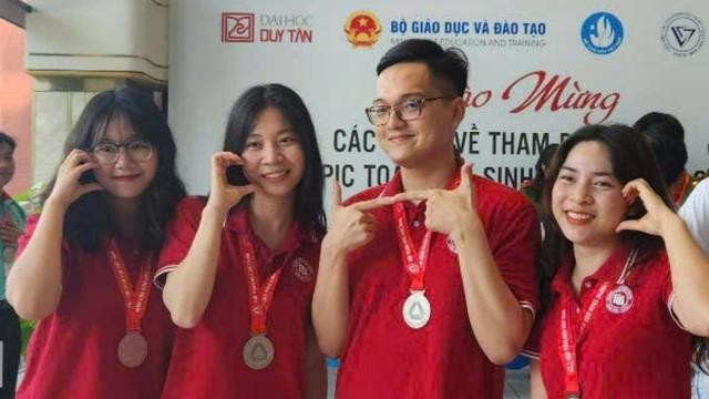 Lê Thị Thanh Nhàn (thứ 2, từ trái sang) cùng các bạn đội tuyển Olympic toán của Trường đại học Ngoại thương kỳ thi năm 2024. ẢNH: NVCC Lê Thị Thanh Nhàn (thứ 2, từ trái sang) cùng các bạn đội tuyển Olympic toán của Trường đại học Ngoại thương kỳ thi năm 2024. ẢNH: NVCC