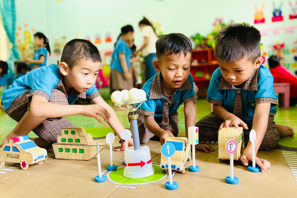 Học sinh Trường Mẫu giáo Sao Sáng (thị trấn Chư Prông) thích thú với các đồ dùng tái chế. Ảnh: T.D 3td.jpg