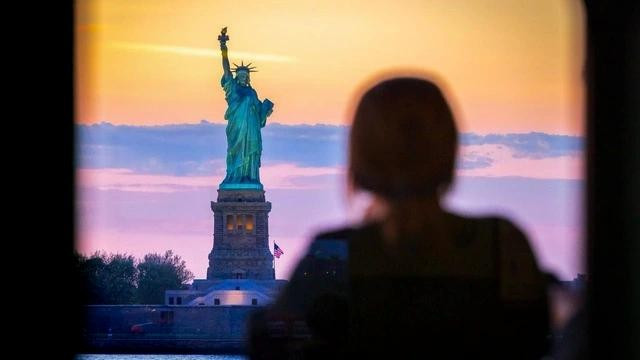 Du khách ngắm nhìn tượng Nữ thần Tự do từ một chuyến phà. ẢNH: GETTY Du khách ngắm nhìn tượng Nữ thần Tự do từ một chuyến phà. ẢNH: GETTY