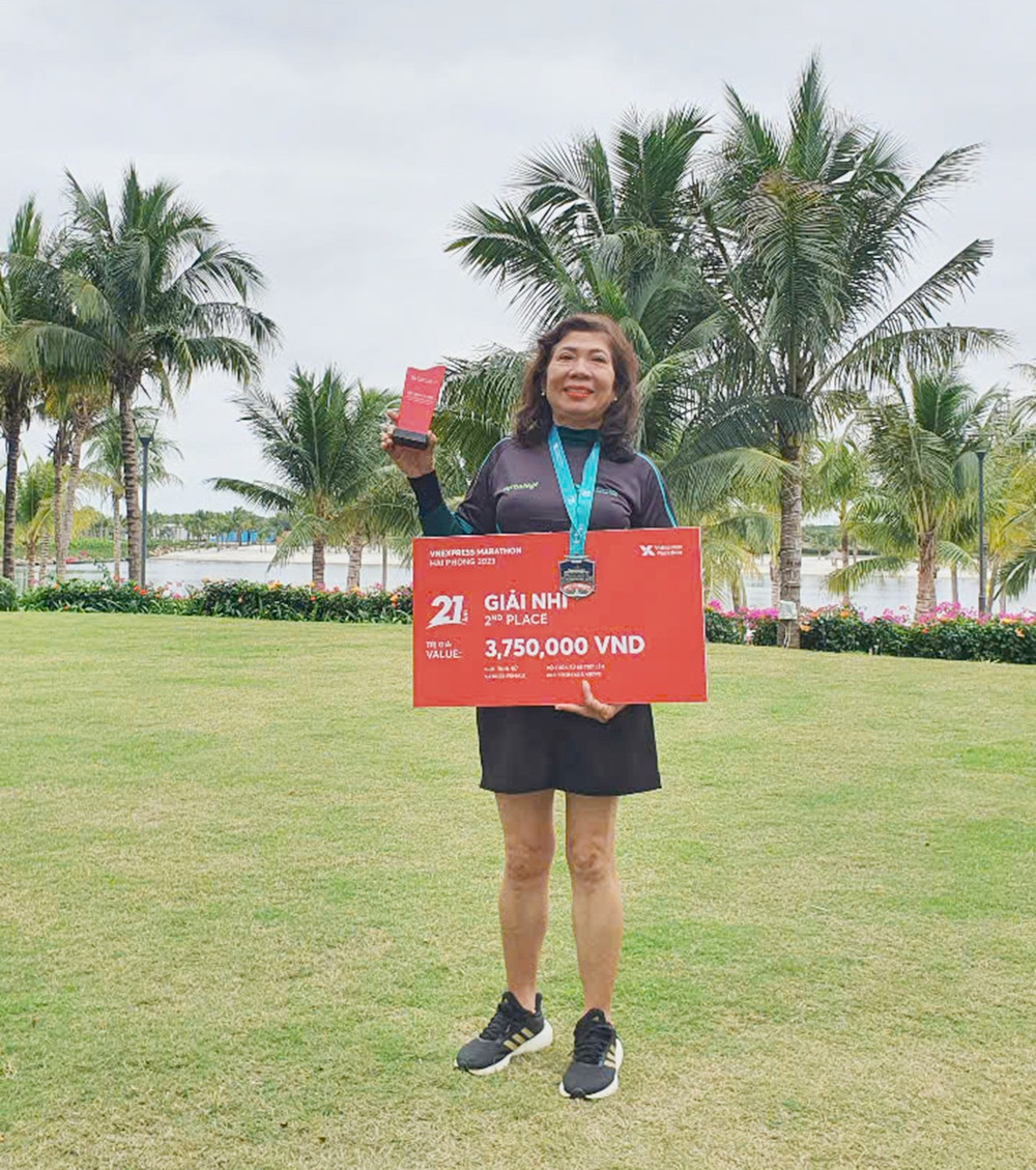 Bà Phan Thị Mỹ Phương giành giải nhì cự ly 21 km tại Giải VnExpress Marathon Hải Phòng 2023 (ảnh nhân vật cung cấp). 1a.jpg