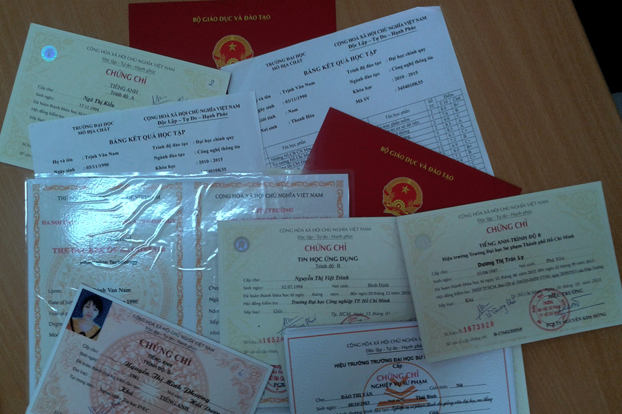 Các văn bằng, chứng chỉ giả nhìn bằng mắt thường rất khó phân biệt.