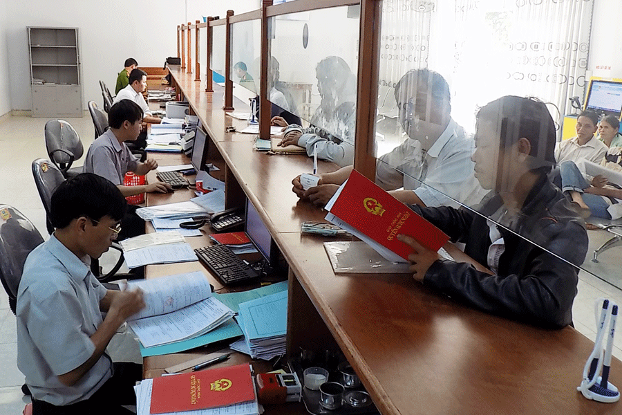 Giải quyết thủ tục về đất đai cho người dân. Ảnh: T.N
