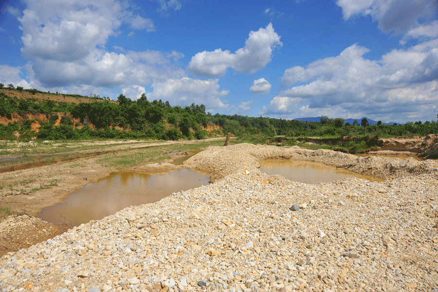 Các hố sâu tạo ra từ việc khai thác cát trái phép làm ảnh hưởng đến nương rẫy của người dân. Ảnh: N.G Các hố sâu tạo ra từ việc khai thác cát trái phép làm ảnh hưởng đến nương rẫy của người dân. Ảnh: N.G