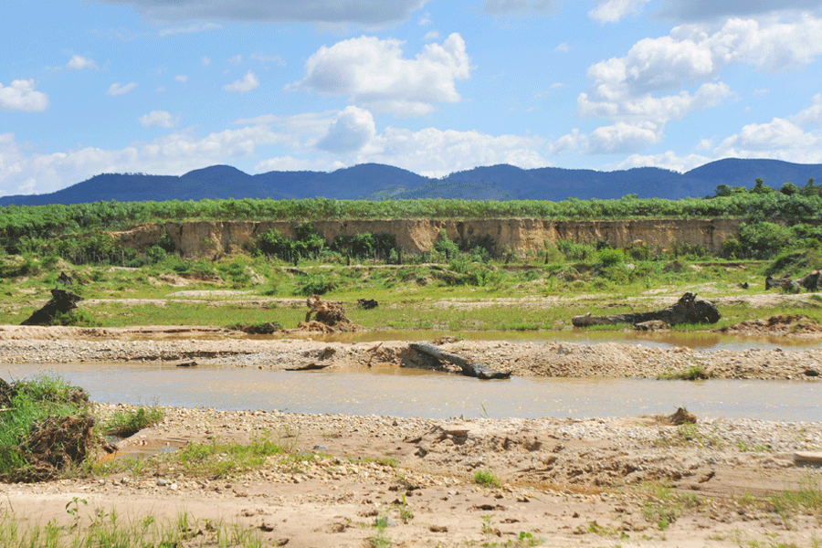 Đất canh tác của người dân bị sạt lở do việc khai thác cát. Ảnh: N.G Đất canh tác của người dân bị sạt lở do việc khai thác cát. Ảnh: N.G