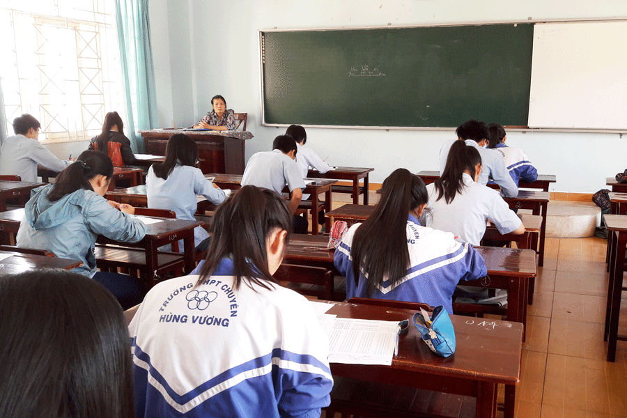 Thí sinh làm bài nghiêm túc. Ảnh: T.H