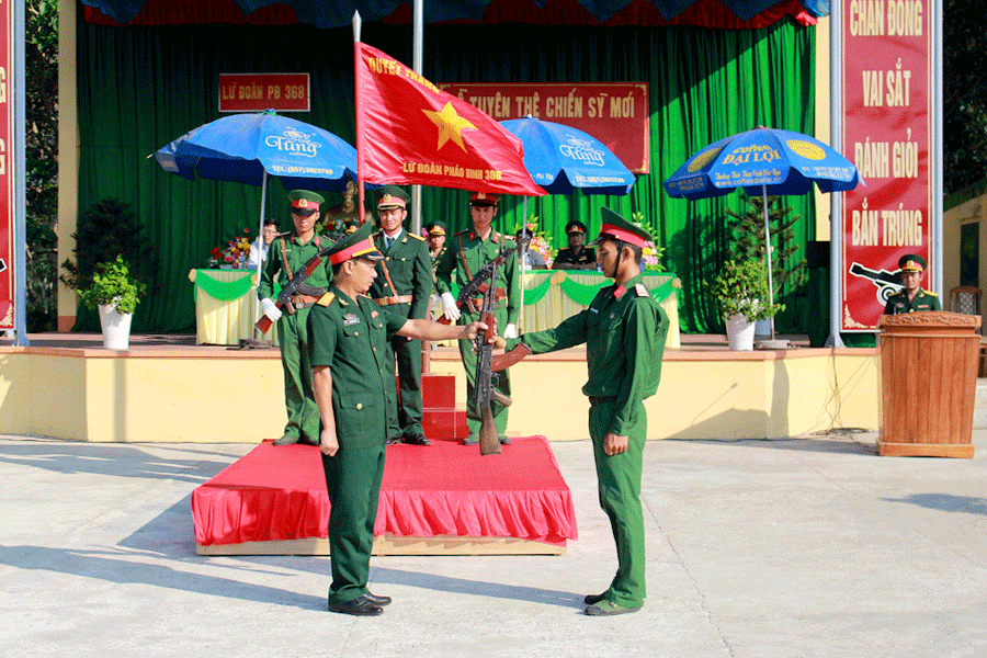 Chiến sĩ mới nhận vũ khí từ Lữ đoàn trưởng. Ảnh: Hồng Thi Chiến sĩ mới nhận vũ khí từ Lữ đoàn trưởng. Ảnh: Hồng Thi