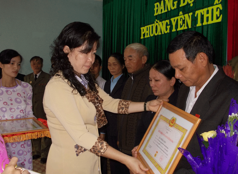 Trao tặng huy hiệu Đảng tại Đảng bộ phường Yên Thế-TP. Pleiku. Ảnh: T.N Trao tặng huy hiệu Đảng tại Đảng bộ phường Yên Thế-TP. Pleiku. Ảnh: T.N