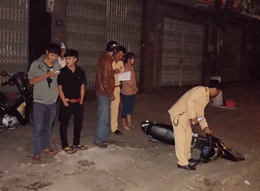 Lực lượng chức năng đang kiểm tra hiện trường tai nan giao thông. Ảnh: T.N Lực lượng chức năng đang kiểm tra hiện trường tai nan giao thông. Ảnh: T.N