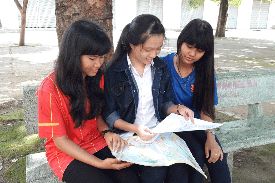 Thí sinh trao đổi bài sau giờ thi. Ảnh: T.H