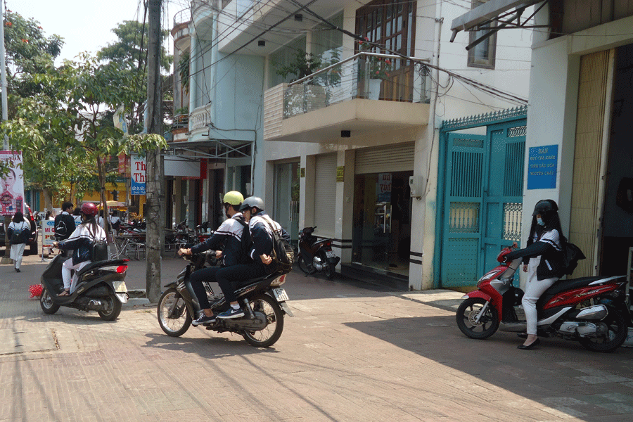 Nhiều học sinh đi xe phân khối lớn đến trường. Ảnh: Đỗ Hằng Nhiều học sinh đi xe phân khối lớn đến trường. Ảnh: N.T