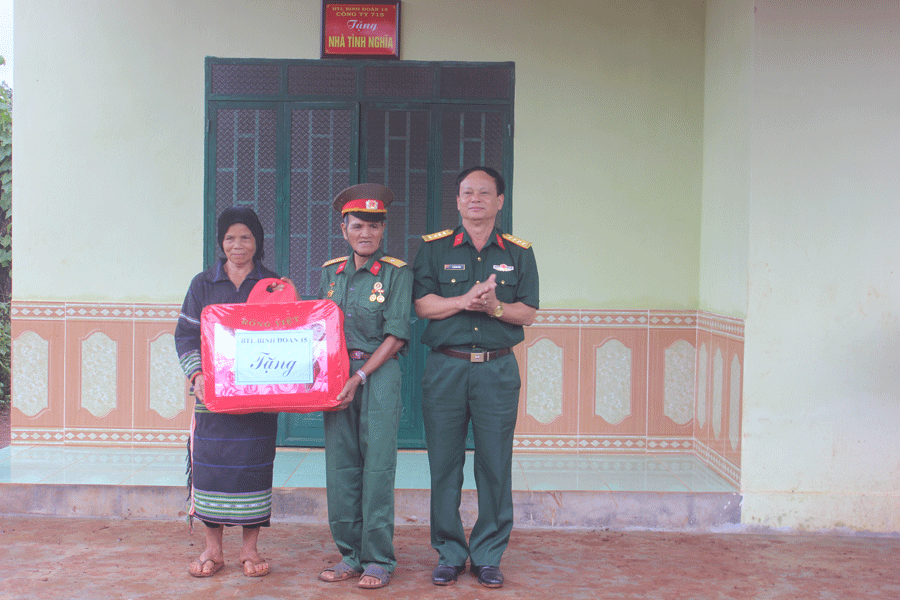 Trao quà cho gia đình bà Siu Nọi làng Kúc, xã Ia O,huyện Ia Grai, tỉnh Gia Lai. Ảnh: N.D Trao quà cho gia đình bà Siu Nọi làng Kúc, xã Ia O,huyện Ia Grai, tỉnh Gia Lai. Ảnh: N.D