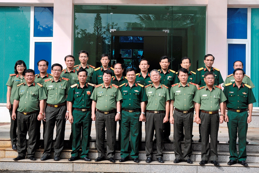 Đoàn cán bộ Bộ Công an chụp ảnh lưu niệm với Bộ Tư lệnh Quân đoàn 3. Ảnh: Xuân Tính