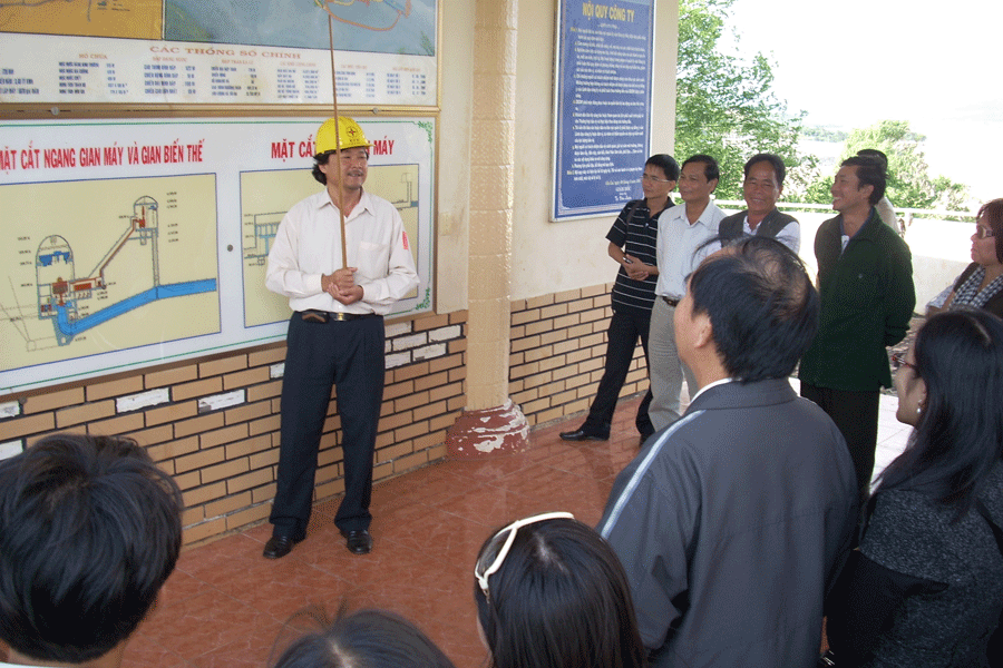 Du khách nghe giới thiệu về công trình Thủy điện Yaly. Ảnh: T.N