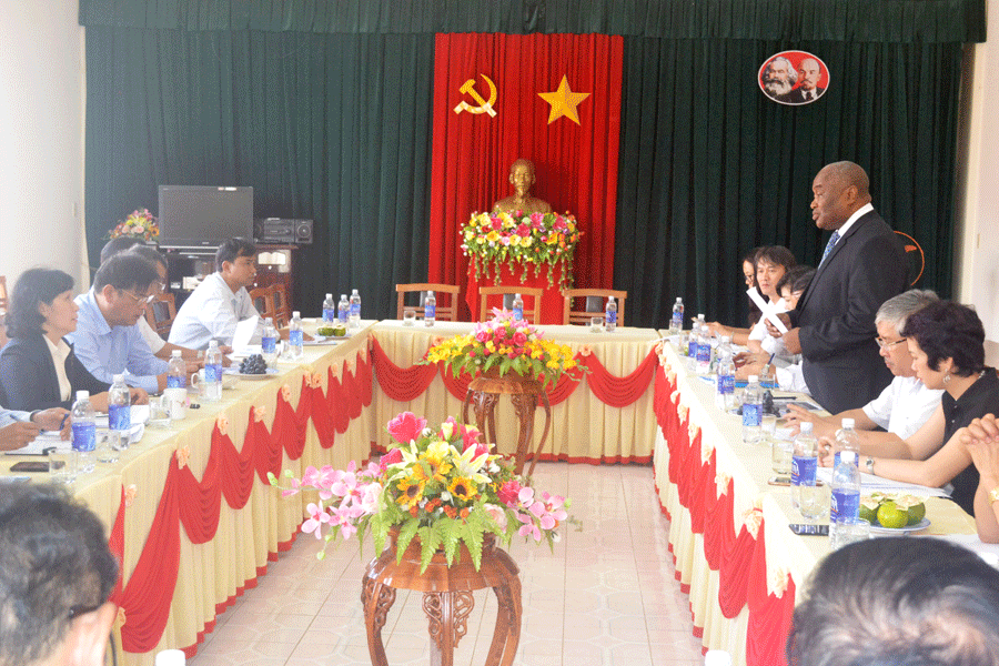 Đoàn công tác UNICEF trao đổi với UBND tỉnh. Ảnh: L.N