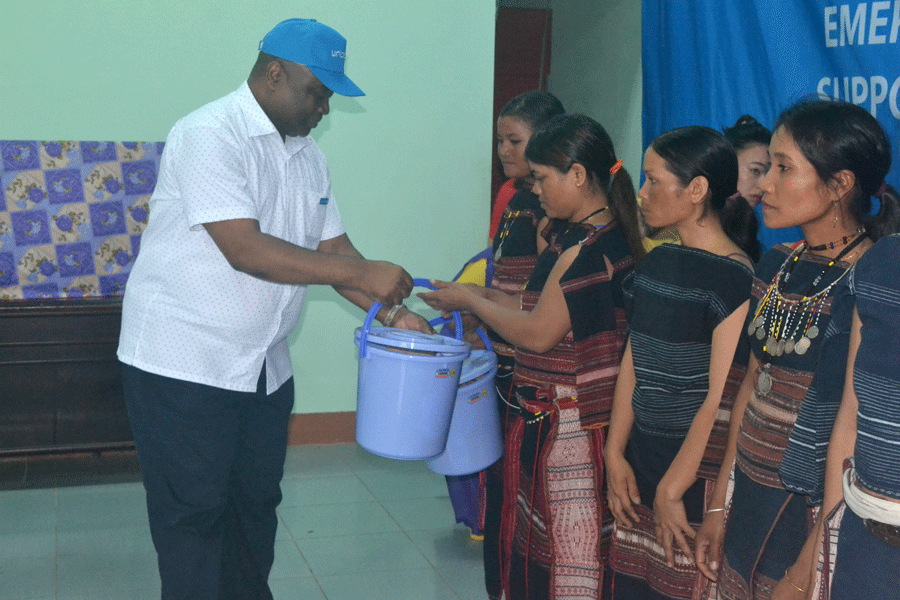 Cấp hàng cứu trợ cho người dân trên địa bàn xã Yang Bắc (huyện Đak Pơ). Ảnh: Lê Nam