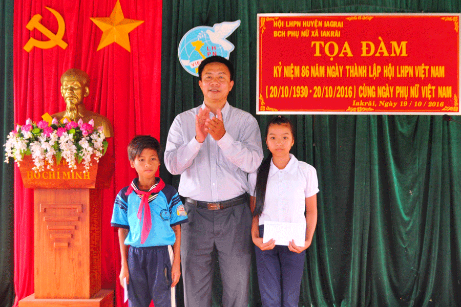Chị Hyeo đã tích cực phối hợp với các tổ chức đoàn thể trao quỹ học bổng cho con em hội viên. Ảnh: Mai Ka Chị Hyeo đã tích cực phối hợp với các tổ chức đoàn thể trao quỹ học bổng cho con em hội viên. Ảnh: Mai Ka