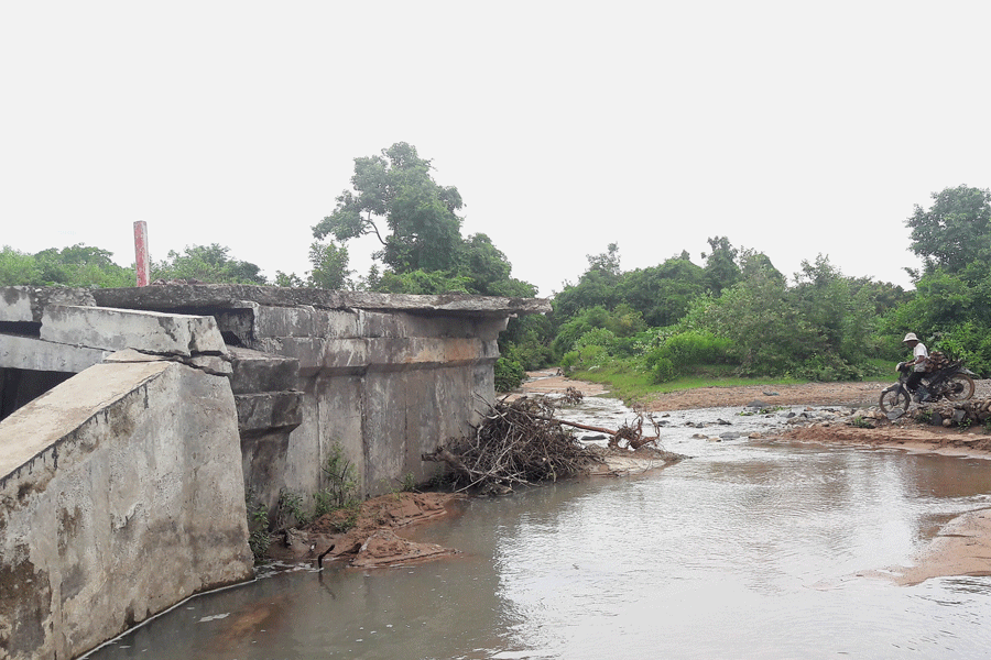 Người dân hàng ngày rất vất vả và mạo hiểm vượt suối.