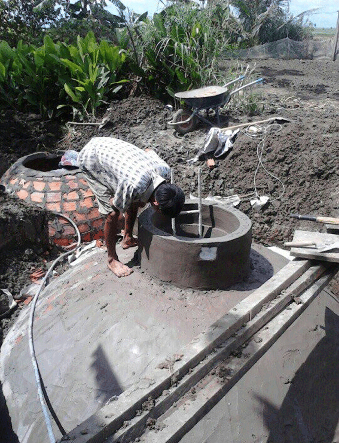 Các hộ dân được cho vay không lãi suất 50% kinh phí làm hầm biogas. Ảnh: Q.T Các hộ dân được cho vay không lãi suất 50% kinh phí làm hầm biogas. Ảnh: Q.T