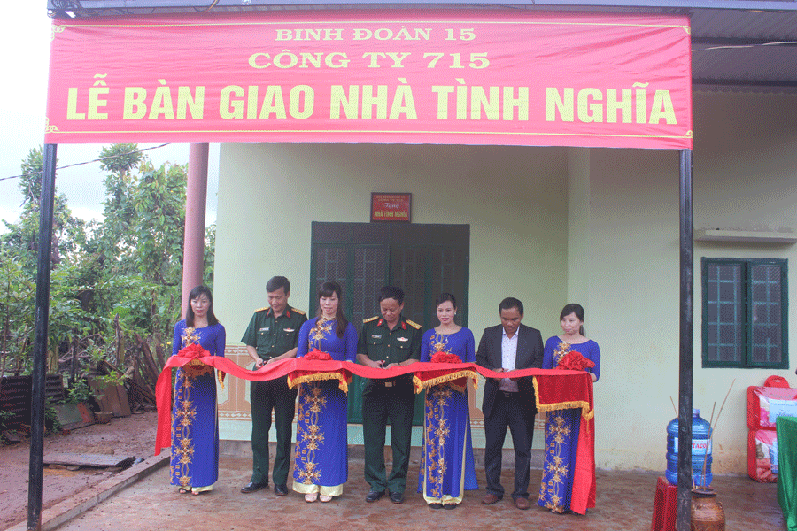 Cắt băng khánh thành nhà ông Ksor Chơn. Ảnh: N.D Cắt băng khánh thành nhà ông Ksor Chơn. Ảnh: N.D