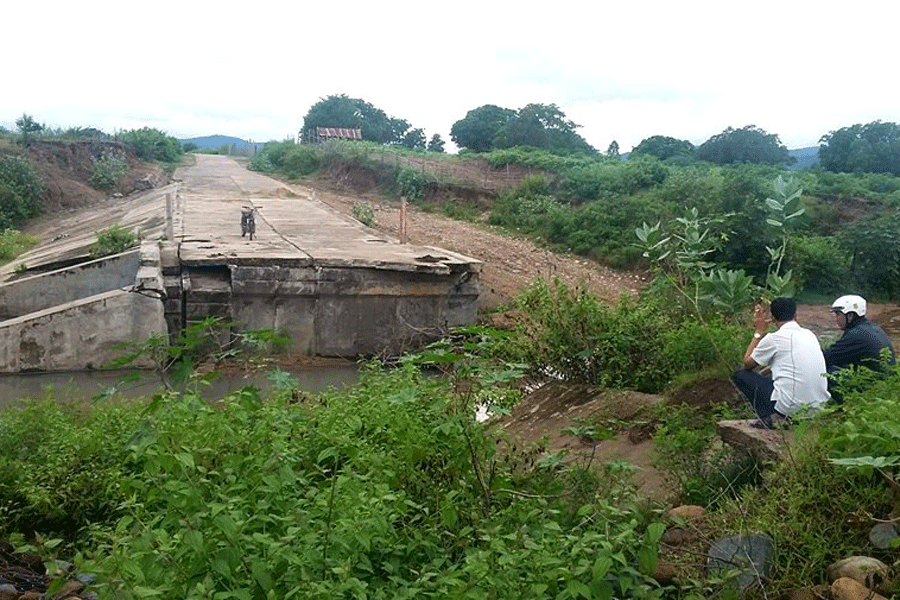 Con đường bị chia cắt khoảng 2 năm nay do cống liên hợp tràn bị nước cuốn trôi một phần.