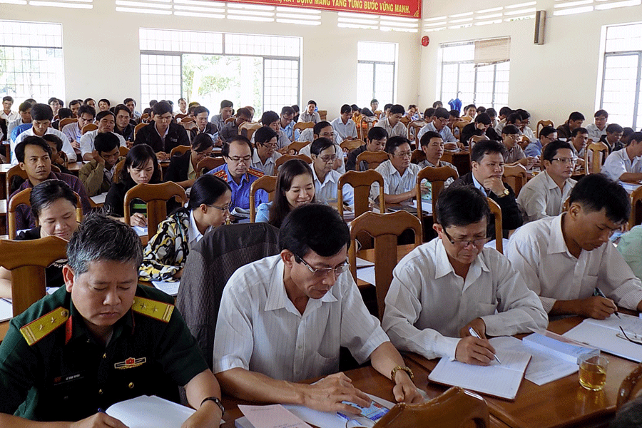 Cán bộ chủ chốt huyện Mang Yang quán triệt Nghị quyết. Ảnh: T.N Cán bộ chủ chốt huyện Mang Yang quán triệt Nghị quyết. Ảnh: T.N