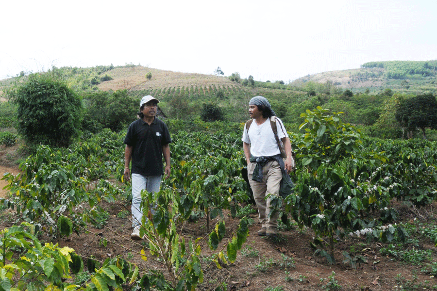 Y Phôn (trái) những ngày lang thang trên nương đồi tìm cảm hứng cho âm nhạc. Ảnh: N.H.T