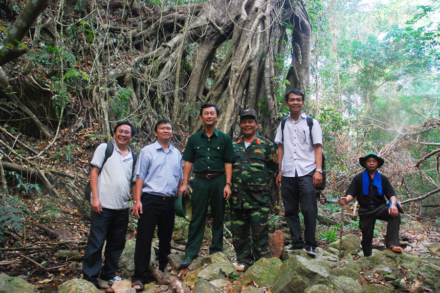 Bí thư Tỉnh ủy Dương Văn Trang (thứ ba từ trái sang) cùng các thành viên trong đoàn khảo sát tại Vườn Quốc gia Kon Ka Kinh. Ảnh: L.D.N Bí thư Tỉnh ủy Dương Văn Trang (thứ ba từ trái sang) cùng các thành viên của đoàn khảo sát tại Vườn Quốc gia Kon Ka Kinh. Ảnh: L.D.N