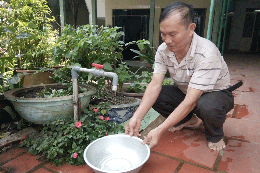 Người dân đang chắt chiu từng giọt nước cho sinh hoạt. Ảnh: Ngọc Thu