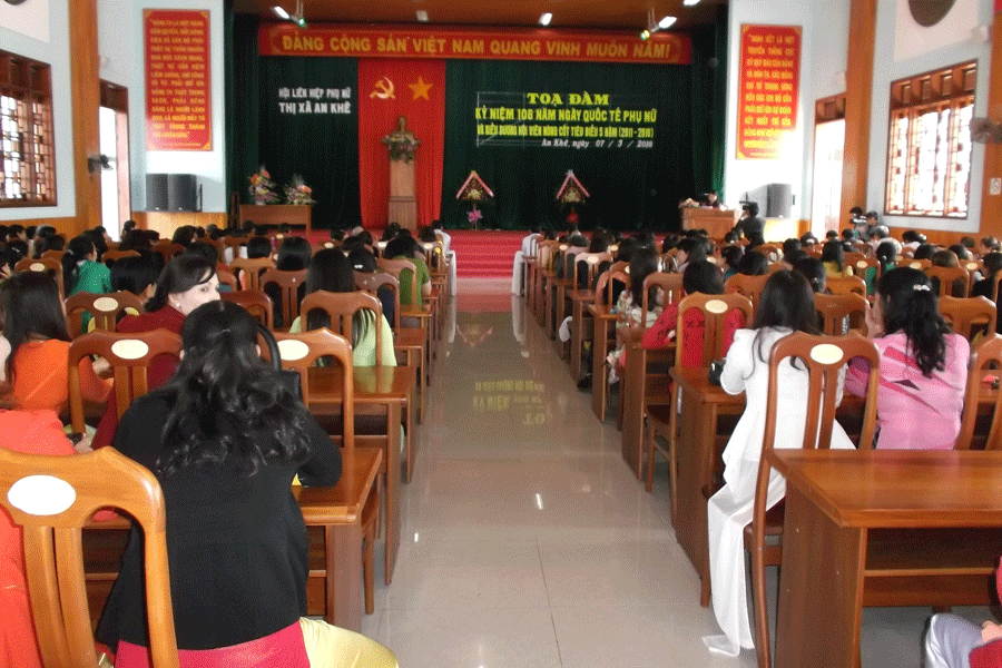 Việc tuyên truyền “Học tập và làm theo gương Bác” được lồng ghép trong các buổi tọa đàm hàng năm. Ảnh: Hồng Thi Việc tuyên truyền “Học tập và làm theo gương Bác” được lồng ghép trong các buổi tọa đàm hàng năm. Ảnh: Hồng Thi