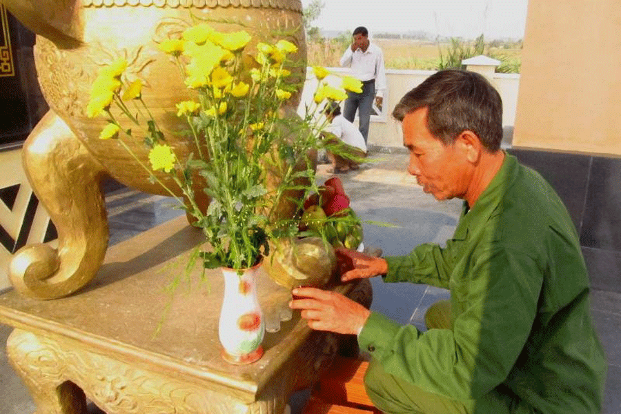 Ông Nguyễn Đức Hải-nguyên Bí thư Đảng ủy xã Đak Hlơ đến sớm để chuẩn bị lễ cúng. Ảnh: H.T