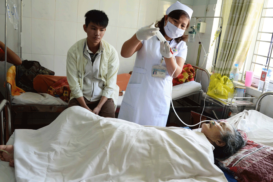 Khám-chữa bệnh và chăm sóc người già ở Khoa Lão là công việc không hề nhẹ nhàng. Ảnh: Đ.P