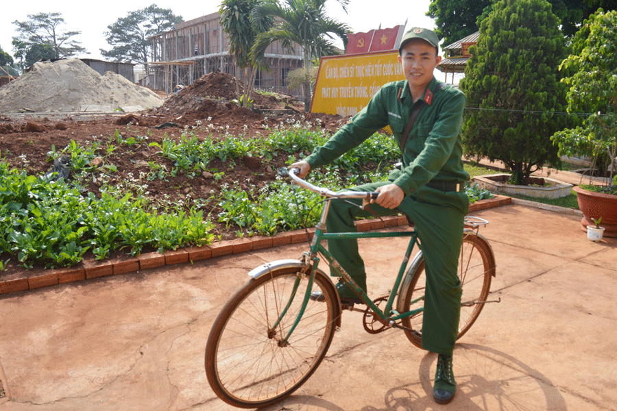 Chiến sĩ Trần Ngọc Tình chuẩn bị lên đường làm nhiệm vụ. Ảnh: A.H
